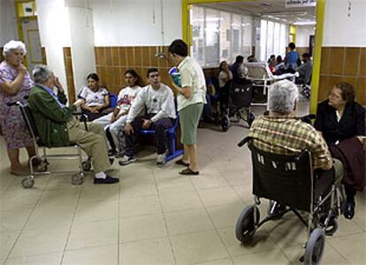 Varios pacientes esperan su turno en una de las salas del Hospital Universitario Virgen Macarena de Sevilla.