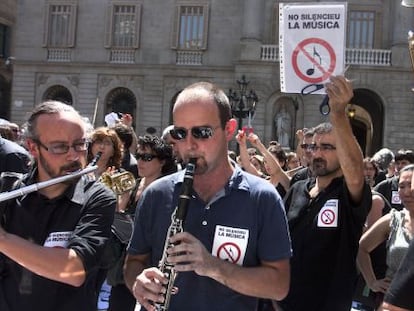 Protesta ante la Generalitat por los recortes en las escuelas de m&uacute;sica.