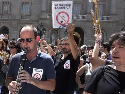 Protesta ante la Generalitat por los recortes en las escuelas de música.