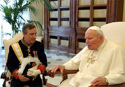 El nuevo embajador de España ante la Santa Sede, Jorge Dezcallar, charla con el Papa Juan Pablo II en el Vaticano.