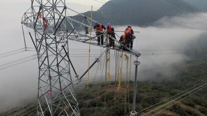 Unos trabajadores de Elecnor colocan un sistema de transmisión en Cantareira (Brasil).