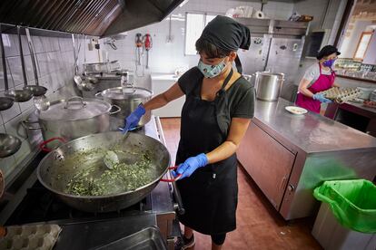 Cocina del colegio CEIP Gomez Moreno de Granada, en 2021, cuando estaba gestionado por su Ampa. Foto: Fermin Rodriguez