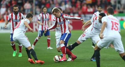 Griezmann, ante la presión del Sevilla.