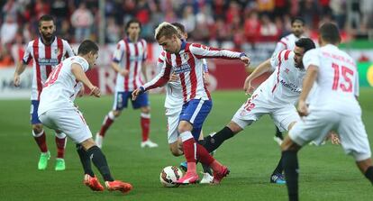 Griezmann, ante la presi&oacute;n del Sevilla.