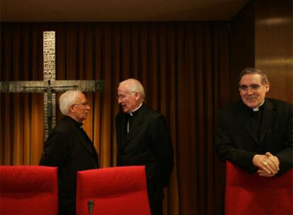 Los cardenales Cañizares, Carles Gordo y Martínez Sistach (de izquierda a derecha).