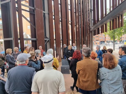 Carmen Martín, member of the Truth and Justice association, speaks outside the Los Pinos civic center in Alcorcón, this Wednesday afternoon.