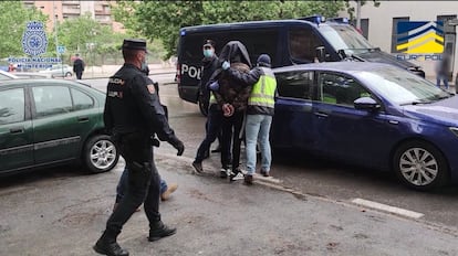 Agentes de policía meten en un coche a uno de los tres presuntos yihadistas residentes en Granada detenidos este martes.