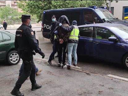 Agentes de policía meten en un coche a uno de los tres presuntos yihadistas residentes en Granada detenidos este martes.