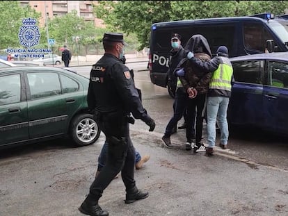 La Policía Nacional traslada a un detenido por yihadismo, en una imagen de archivo de 2021.