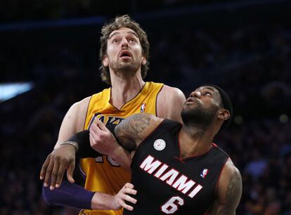 Gasol lucha por un rebote con LeBron James