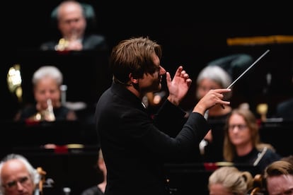 Klaus Mäkelä, dirigiendo a la Filarmónica de Oslo, el 9 de agosto en el Konserthus.
