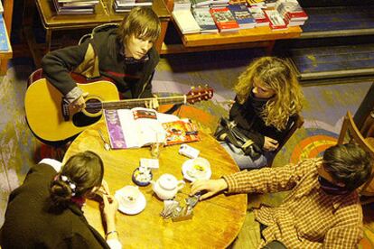 Jóvenes rusos toman té y tocan la guitarra en uno de los nuevos locales de Moscú.
