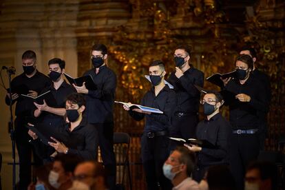 Miembros del coro durante el concierto de inauguración de la 69ª edición del Festival de Granada, en la catedral de la ciudad.