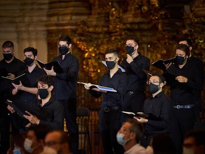 Miembros del coro durante el concierto de inauguración de la 69ª edición del Festival de Granada, en la catedral de la ciudad.