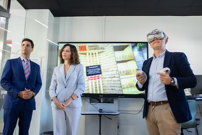 Ayuso visita el Centro Integrado de Formación Profesional Simone Ortega de Móstoles
