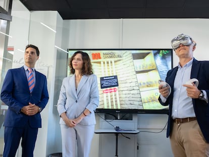 Ayuso visita el Centro Integrado de Formación Profesional Simone Ortega de Móstoles