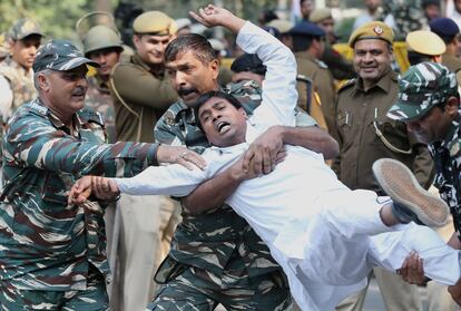 Oficiales de seguridad arrestan a un manifestante vinculado al Movimiento Nacional del Partido del Congreso indio, durante una protesta en Nueva Delhi (India).