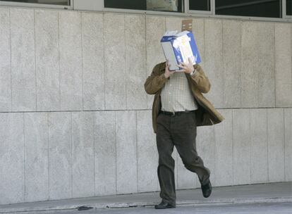 Víctor Bravo sale escondido del Juzgado de Irún, en mayo de 2007, escondido tras una caja de documentos.