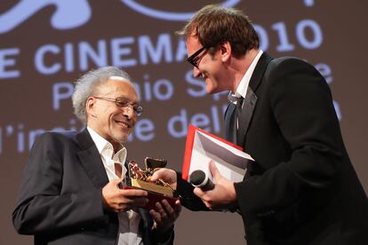 Monte Hellman recibe de manos de Quentin Tarantino un León de Oro especial en el festival de Venecia en 2010.