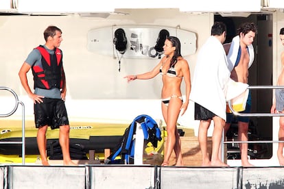 La actriz Michelle Rodríguez disfruta del sol y los deportes acuáticos en Ibiza. Y no lo hace sola...