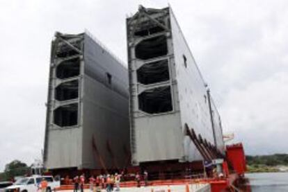Una de las primeras compuertas en llegar al Canal de Panamá