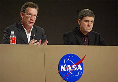 Ron Dittemore, junto al director de la agencia, durante una rueda de prensa sobre el desastre del <i>Columbia</i>.