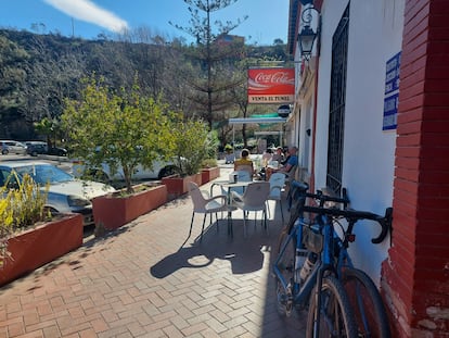 La apacible terraza no anuncia lo que hay dentro