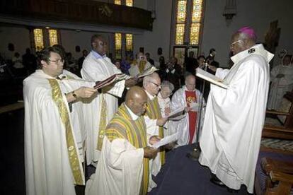El arzobispo Emmanuel Milingo, en la ceremonia del domingo en la que ordenó obispos a cuatro curas casados.