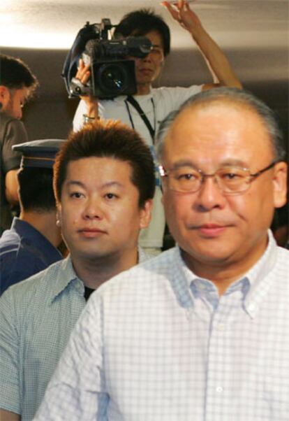 Horie, tras el secretario general del PDL, Tsutomu Takebe, en 2005.