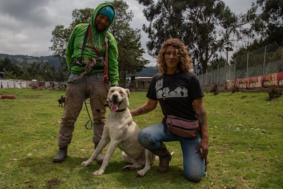 Johny Cash, uno de los perros en adopción de Fundación Toby, con los cuidadores Belén y Arturo.