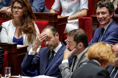 El primer ministro francés, Edouard Philippe (i), y el secretario de Estado de Relaciones con el Parlamento, Christophe Castaner (c), en la Asamblea Nacional