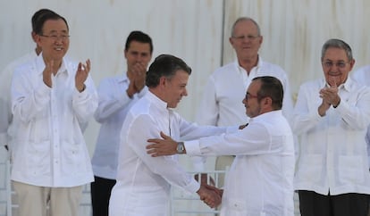 El presidente de Colombia, Juan Manuel Santos y máximo líder de las FARC, Rodrigo Londoño Echeverri, alias 'Timochenko', se saludan tras firmar el acuerdo de paz, en la ciudad de Cartagena (Colombia). 