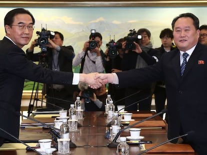 Os líderes das delegações da Coreia do Sul e do Norte, antes de começar o encontro.