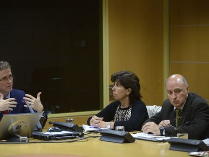 Antonio Pérez a la izquierda junto a dos miembros de la comisión en el Parlamento vasco