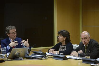 Antonio Pérez a la izquierda junto a dos miembros de la comisión en el Parlamento vasco