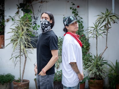 Daniel Proaño y Sumay Cachimuel, cantantes de la agrupación de rap kichwa Los Nin, en Cotacachi (Ecuador), el pasado 9 de noviembre.