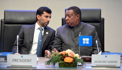 Suhail Mohammed Al Mazrouei (izq), ministro de Energía de Emiratos Árabes Unidos y presidente de la Conferencia de la OPEP, conversa con el secretario general de la OPEP, Mohammed Barkidoprior.
