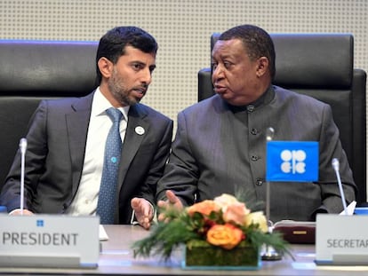Suhail Mohammed Al Mazrouei (izq), ministro de Energía de Emiratos Árabes Unidos y presidente de la Conferencia de la OPEP, conversa con el secretario general de la OPEP, Mohammed Barkidoprior. 
