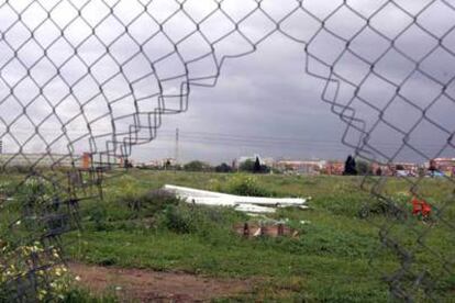 Restos de la estructura metálica del estadio, en el solar  donde se produjo el robo.