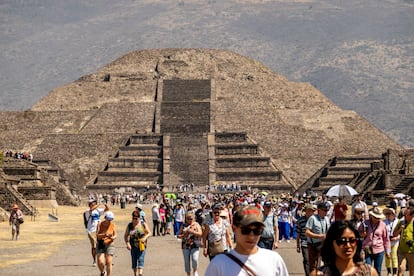 Visitantes en la pirámide de la Luna, localizada en Teotihuacán, en México.