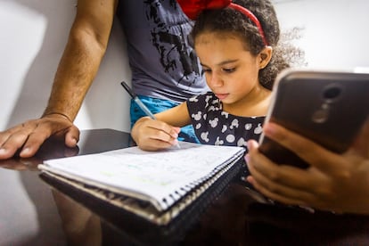 Caroline e os irmãos contam com a ajuda diária dos pais e têm conseguido atravessar bem a fase de ensino remoto.