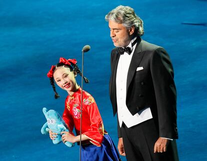 El tenor italiano Andrea Bocelli, acompañado de una niña, durante su actuación de esta noche en la ceremonia de inauguración de la Exposición Universal