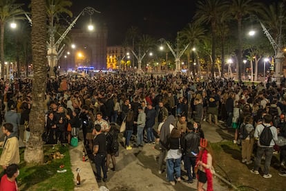 Jóvenes reunidos y en ambiente festivo, en una calle de Barcelona, durante la primera noche sin el estado de alarma.