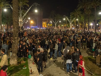 Jóvenes reunidos y en ambiente festivo, en una calle de Barcelona, durante la primera noche sin el estado de alarma.