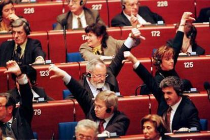 Eurodiputados durante la votación de una moción de censura contra la Comisión Europea en 1999.