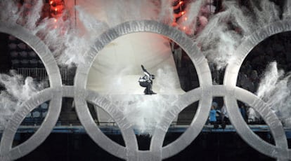 Un <i>rider</i> salta a través de los aros olímpicos durante la ceremonia.