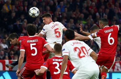 Clement Lenglet cabecea la pelota en un intento de gol.