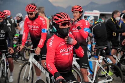 Nairo Quintana, con varios compañeros del Arkea, al terminar la etapa del Loze.