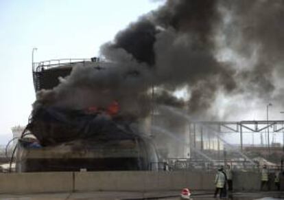 Un equipo de bomberos sirios trata de apagar un fuego en una refinería de la provincia de Homs, Siria. EFE/Archivo