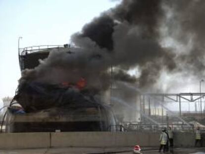 Un equipo de bomberos sirios trata de apagar un fuego en una refinería de la provincia de Homs, Siria. EFE/Archivo